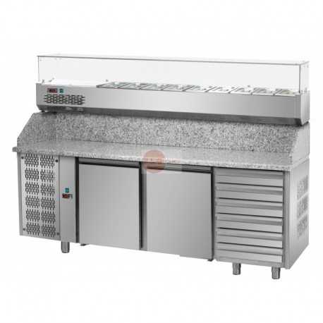 BANCO PIZZA CON VETRINA REFRIGERATA - MOTORE A SINISTRA -EURONORM (600 X 400 mm) -STRUTTURA INTERAMENTE IN ACCIAIO INOX 304 - 2 PORTE - 6 CASSETTI NEUTRI - PIANO IN GRANITO - TEMPERATURA 0°/+10° - TERMOSTATO DIGITALE - CAPACITA' BANCO 440 LITRI - CAPACITA' VETRINA 9 BACINELLE GN 1/3 (ESCLUSE) - REFRIGERAZIONE VENTILATA - SBRINAMENTO AUTOMATICO - DIMENSIONI CM L216 X P80 X H149/156