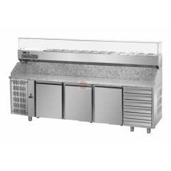 BANCO PIZZA CON VETRINA REFRIGERATA - MOTORE A SINISTRA -EURONORM (600 X 400 mm) -STRUTTURA INTERAMENTE IN ACCIAIO INOX 304 - 3 PORTE - 6 CASSETTI NEUTRI - PIANO IN GRANITO - TEMPERATURA 0°/+10° - TERMOSTATO DIGITALE - CAPACITA' BANCO 680 LITRI - CAPACITA' VETRINA 12 BACINELLE GN 1/3 (ESCLUSE) - REFRIGERAZIONE VENTILATA - SBRINAMENTO AUTOMATICO - DIMENSIONI CM L271 X P80 X H149/156