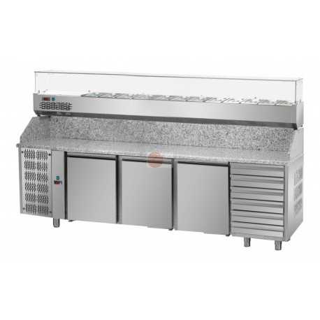BANCO PIZZA CON VETRINA REFRIGERATA - MOTORE A SINISTRA -EURONORM (600 X 400 mm) -STRUTTURA INTERAMENTE IN ACCIAIO INOX 304 - 3 PORTE - 6 CASSETTI NEUTRI - PIANO IN GRANITO - TEMPERATURA 0°/+10° - TERMOSTATO DIGITALE - CAPACITA' BANCO 680 LITRI - CAPACITA' VETRINA 12 BACINELLE GN 1/3 (ESCLUSE) - REFRIGERAZIONE VENTILATA - SBRINAMENTO AUTOMATICO - DIMENSIONI CM L271 X P80 X H149/156