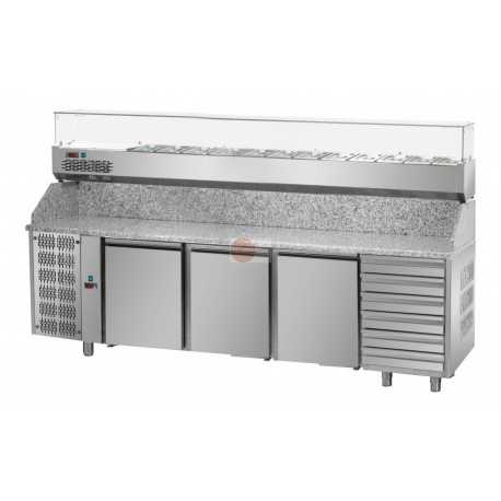 BANCO PIZZA CON VETRINA REFRIGERATA - MOTORE A SINISTRA -EURONORM (600 X 400 mm) -STRUTTURA INTERAMENTE IN ACCIAIO INOX 304 - 3 PORTE - 6 CASSETTI NEUTRI - PIANO IN GRANITO - TEMPERATURA 0°/+10° - TERMOSTATO DIGITALE - CAPACITA' BANCO 680 LITRI - CAPACITA' VETRINA 12 BACINELLE GN 1/3 (ESCLUSE) - REFRIGERAZIONE VENTILATA - SBRINAMENTO AUTOMATICO - DIMENSIONI CM L271 X P80 X H149/156